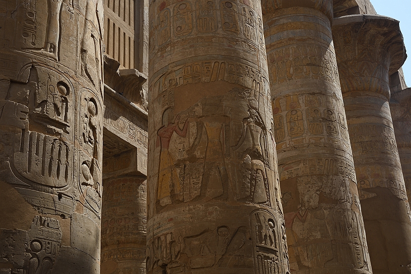 28 MAK_6135.jpg - Le colonne e le pareti sono ricoperte da geroglifici e rilievi che narrano storie di faraoni e delle loro interazioni con gli dei.